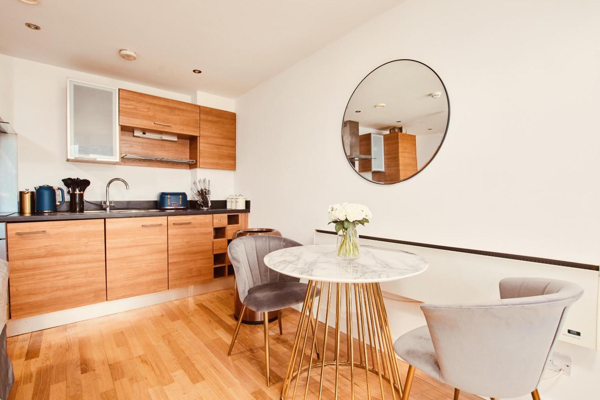 King Deluxe City Apt Large Balcony& Free Parking! 리즈 외부 사진